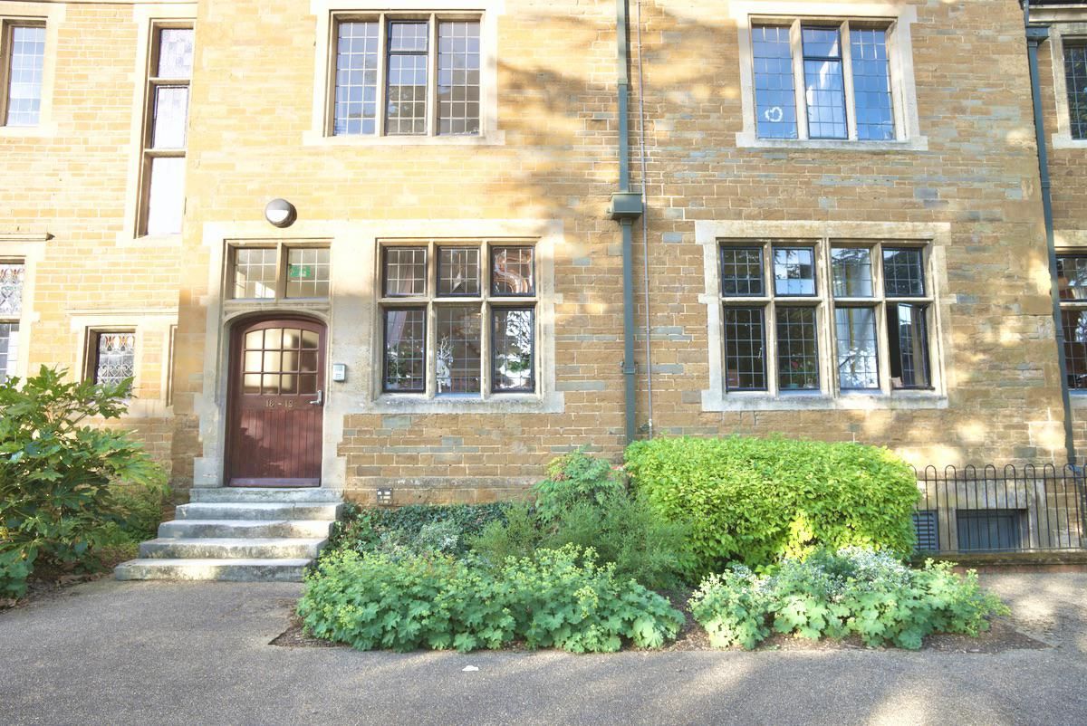 2 bed flat for sale in Woolston Close, Northampton, Northamptonshire