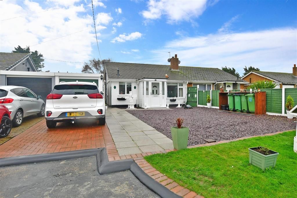 3 bed semidetached bungalow for sale in Roberts Road, Greatstone, New