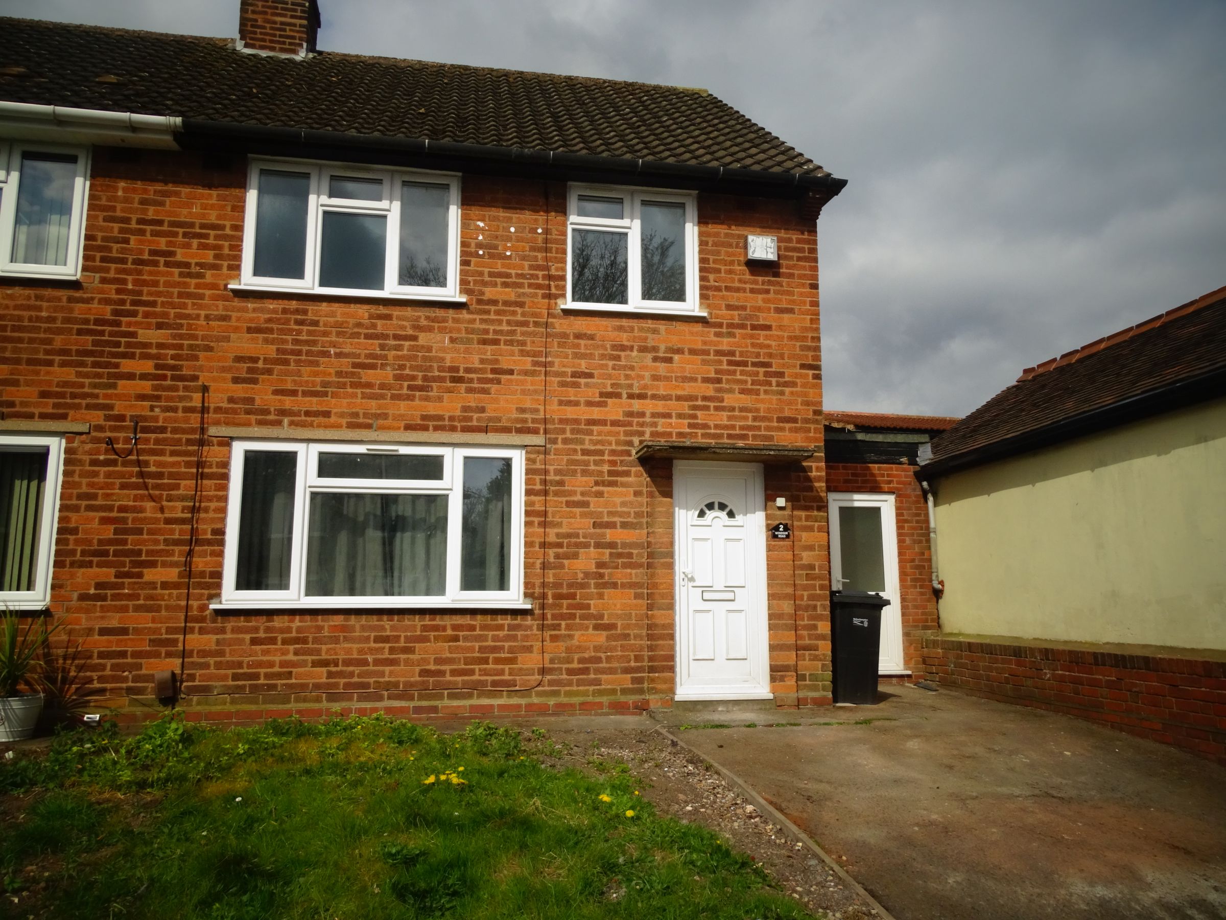 3 bed semidetached house to rent in Windsor Road, Parkfields