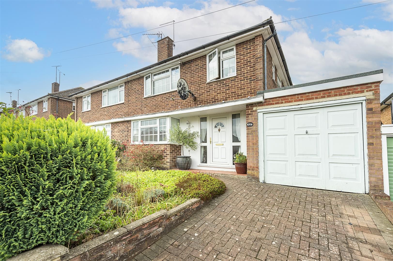 3 bed semidetached house for sale in Springfield Crescent, Harpenden