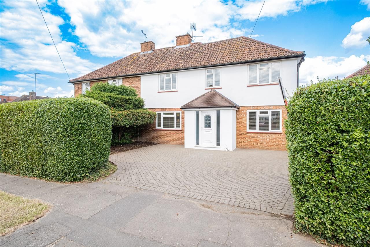 4 bed semidetached house for sale in Denham Green Close, Denham