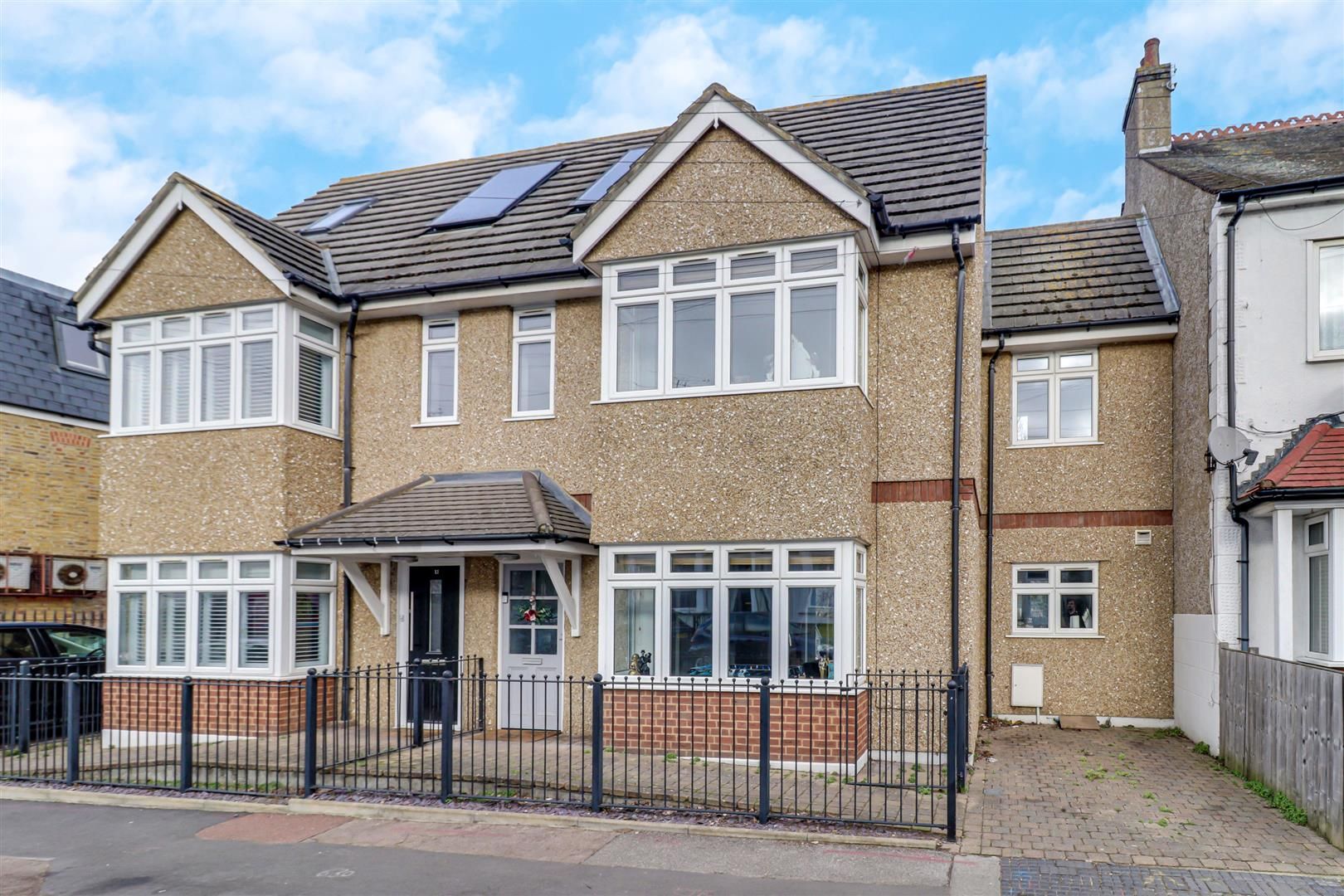 2 bed property for sale in Pall Mall, LeighOnSea SS9 Zoopla