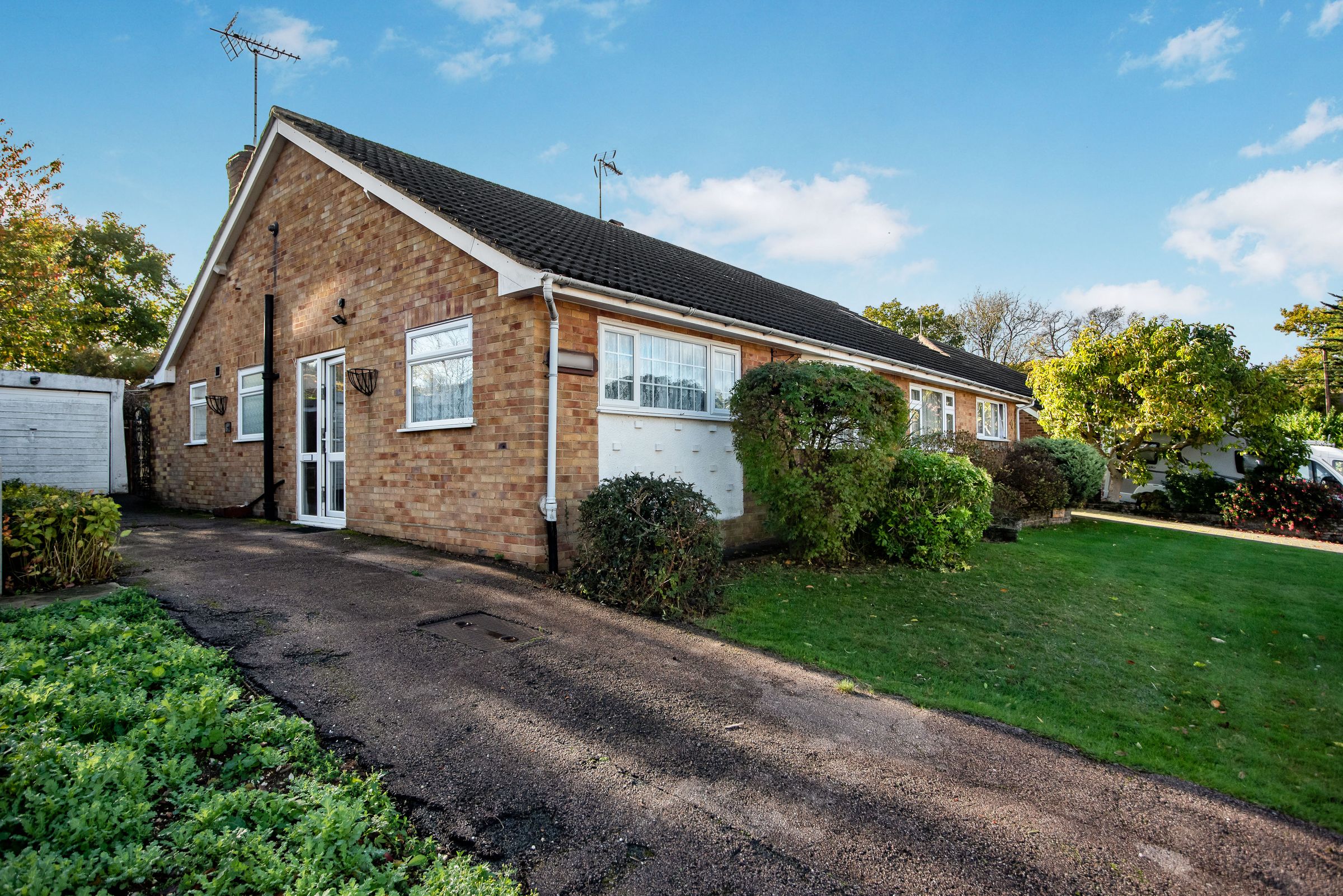 2 bed semidetached bungalow for sale in Gorse Way, Hartley, Longfield