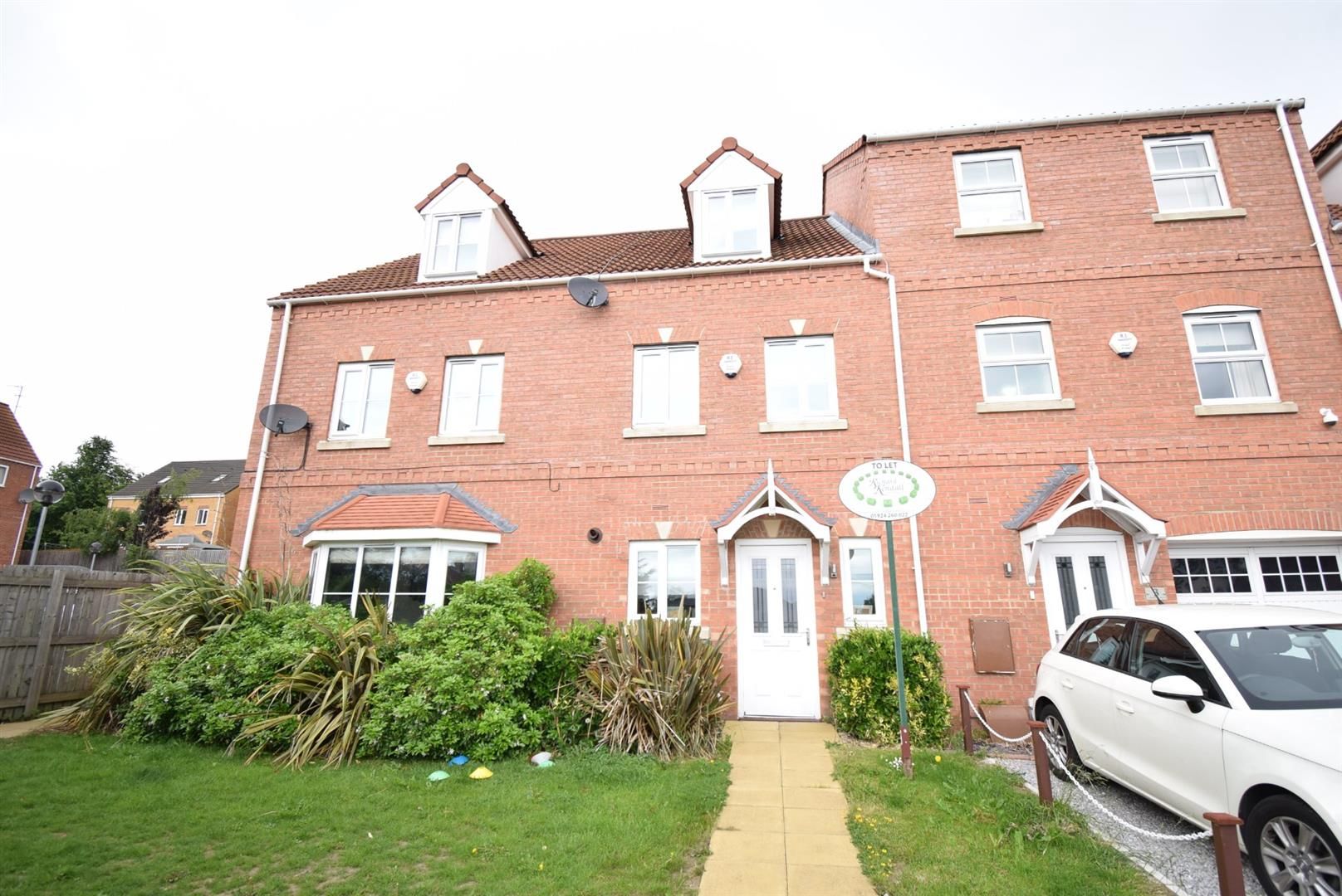 3 bed town house to rent in Springfield Mews, Lofthouse, Wakefield WF3