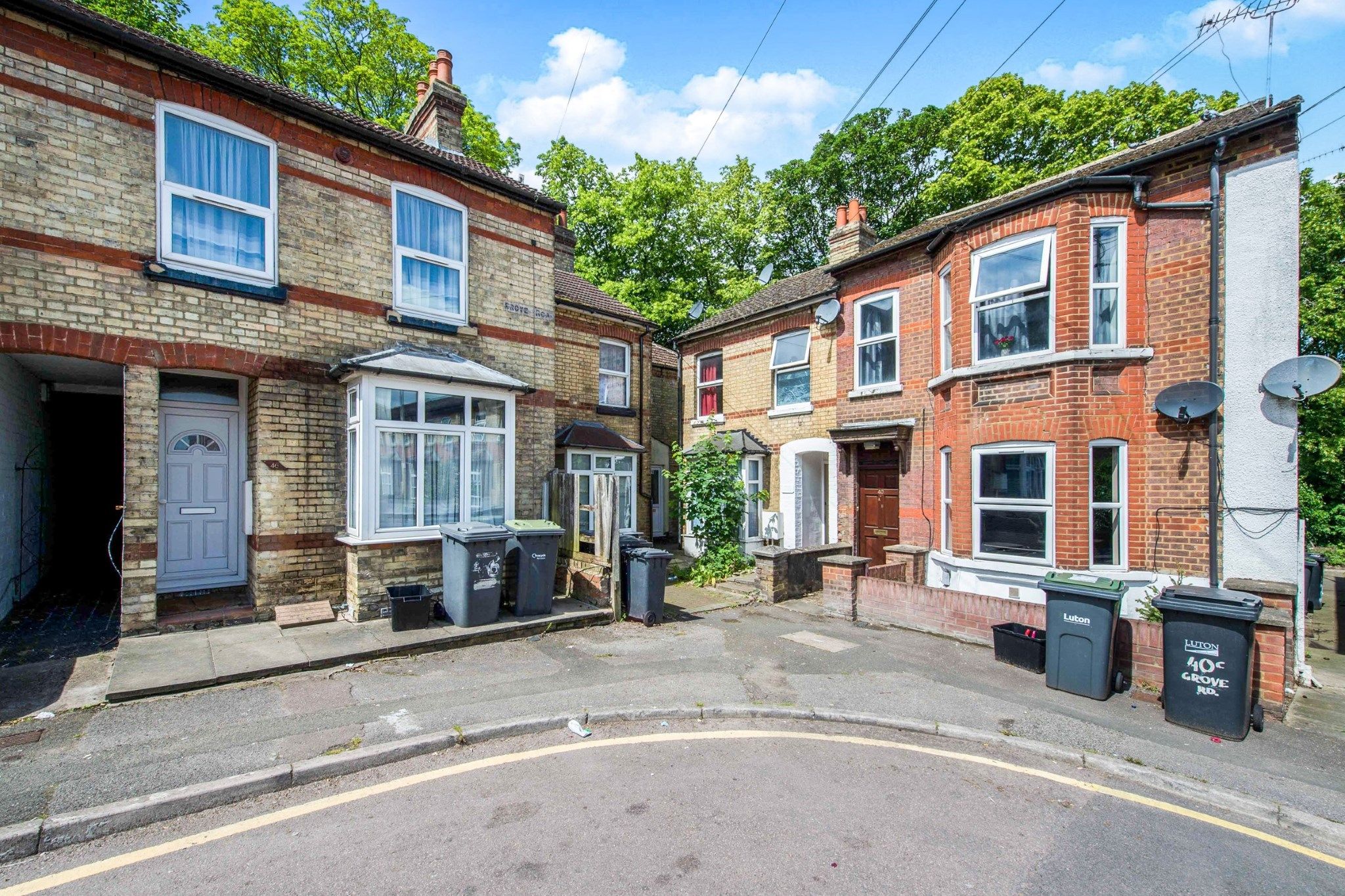 2 bed flat for sale in Grove Road, Luton, Bedfordshire, England LU1