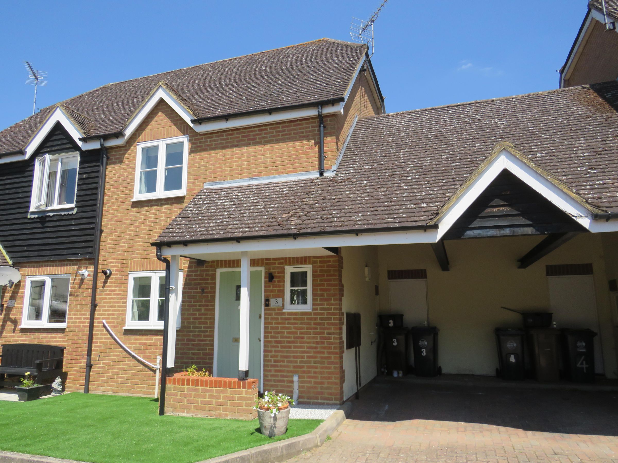 2 bed semidetached house to rent in High Street, Watton At Stone