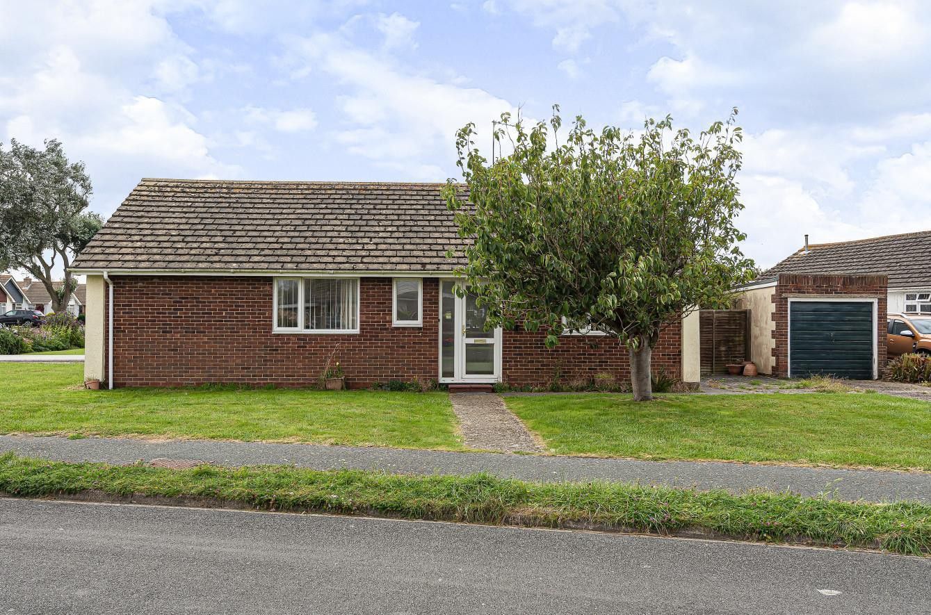 3 bed detached bungalow for sale in Sunnymead Drive, Selsey PO20 Zoopla