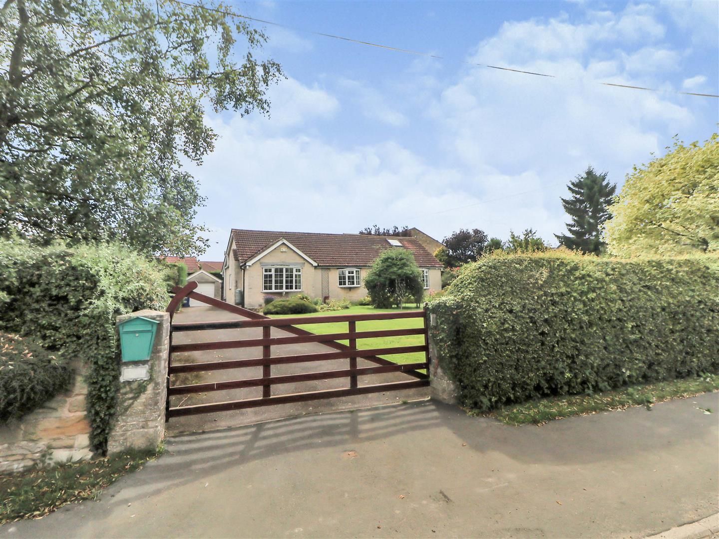 3 bed detached bungalow for sale in Aquarelle, Clayton, Doncaster DN5