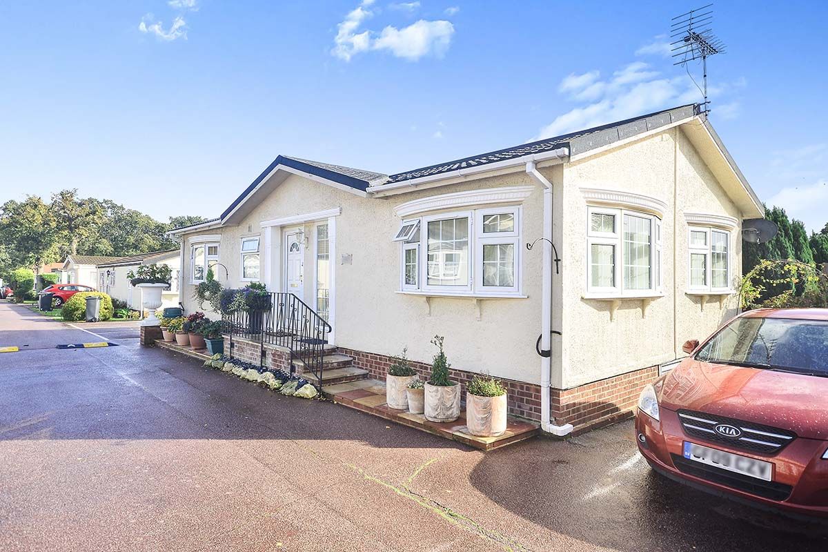 2 bed mobile/park home for sale in Bluebell Woods, Shalloak Road, Broad