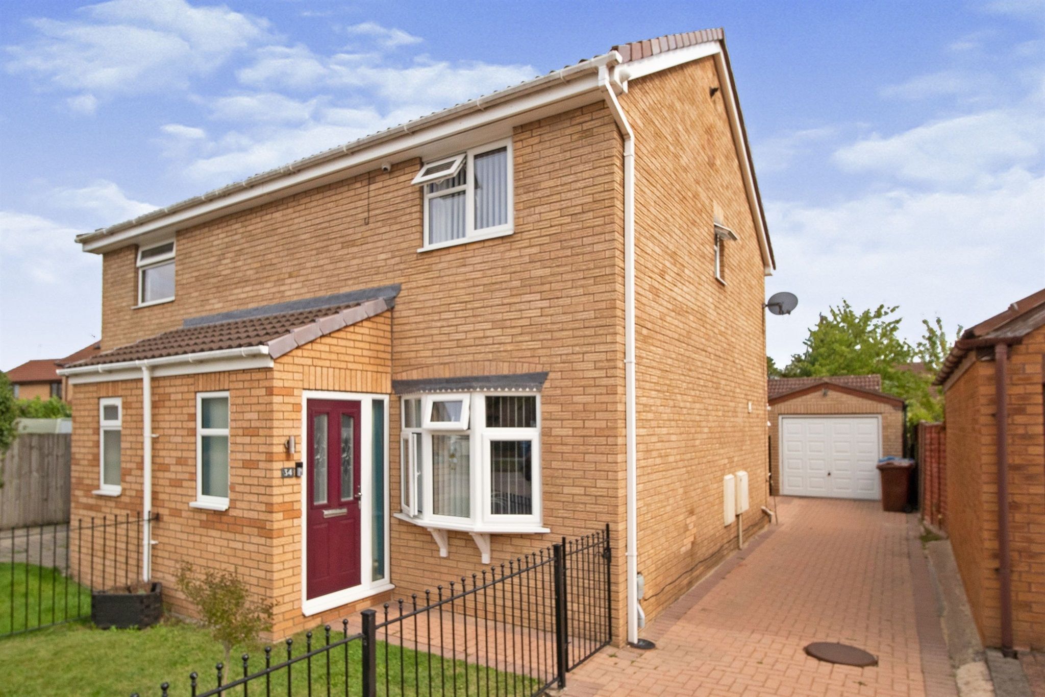 3 bed semidetached house for sale in Howdale Road, SuttonOnHull