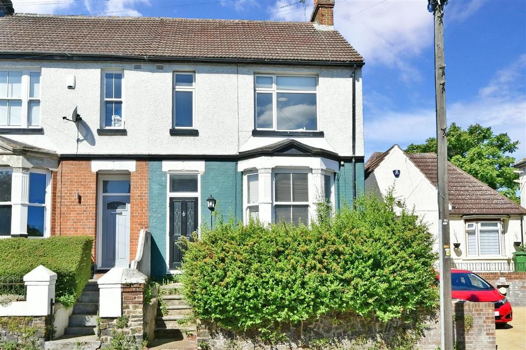 3 bed end terrace house for sale in Woodlands Road, Gillingham, Kent