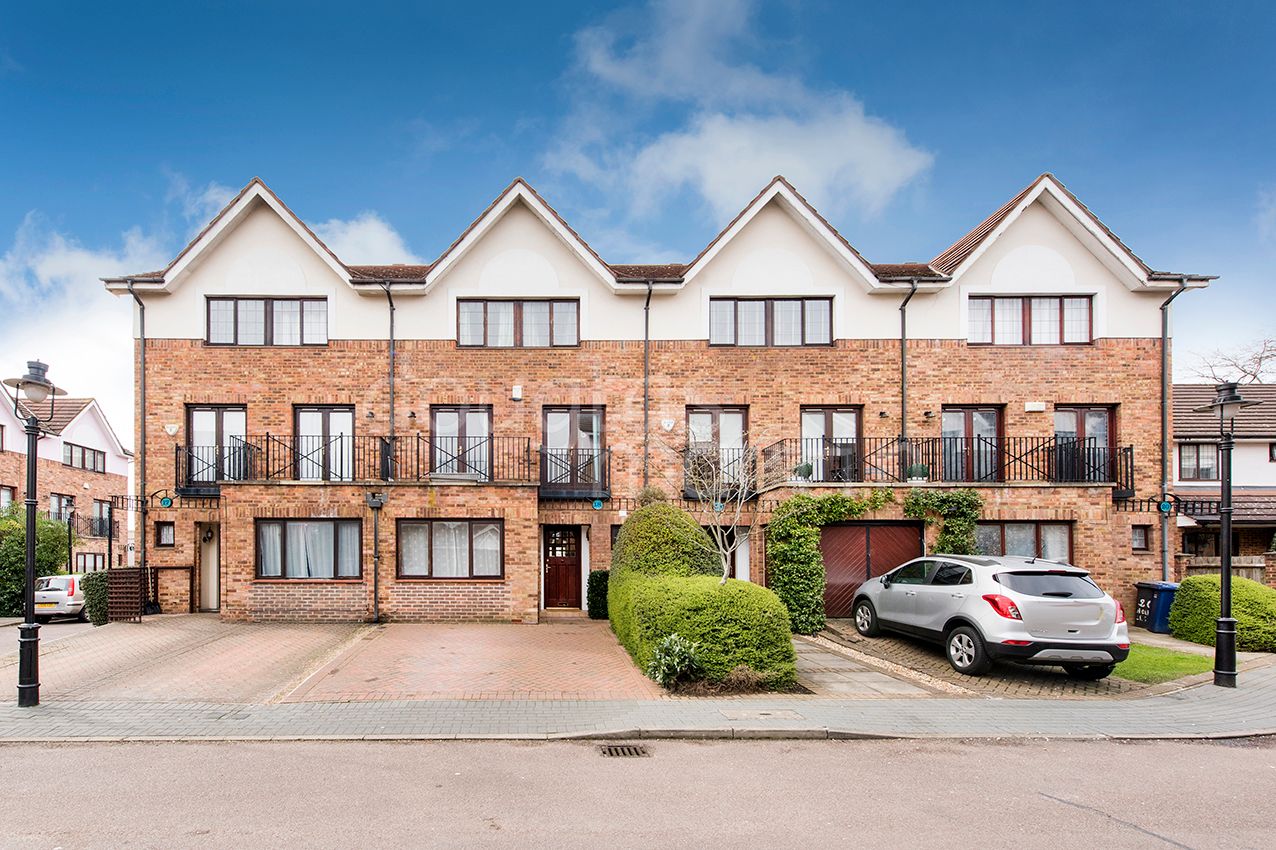 Hollyview Close, London NW4