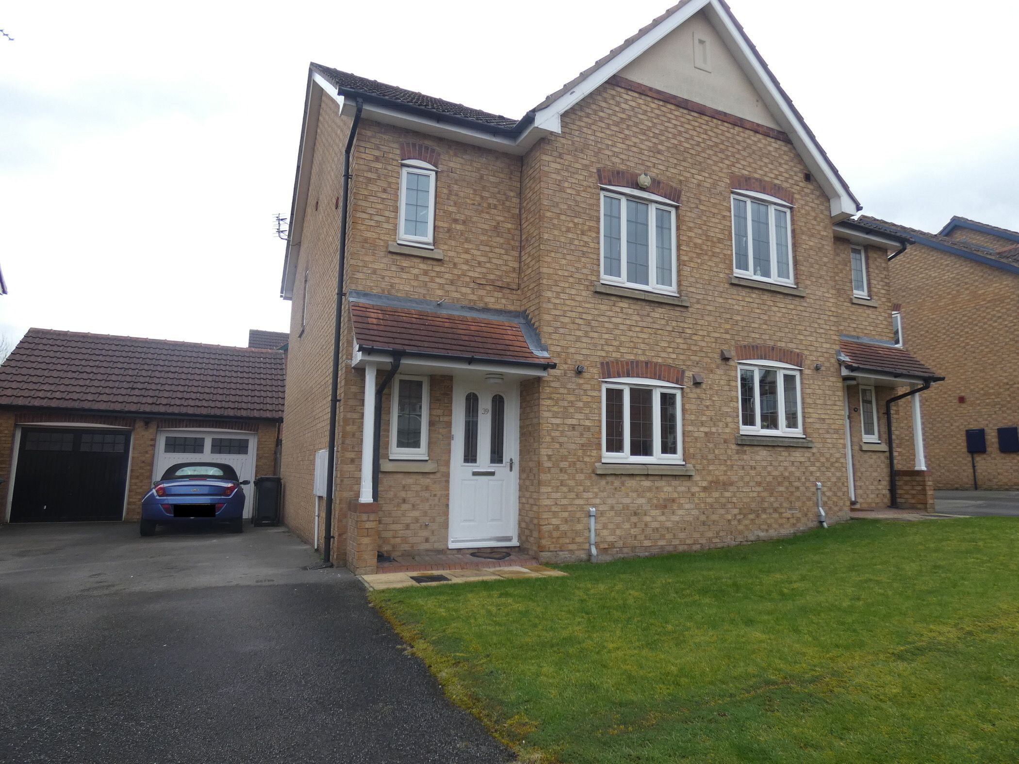 3 bed semidetached house for sale in Millers Croft, Birstall, Batley