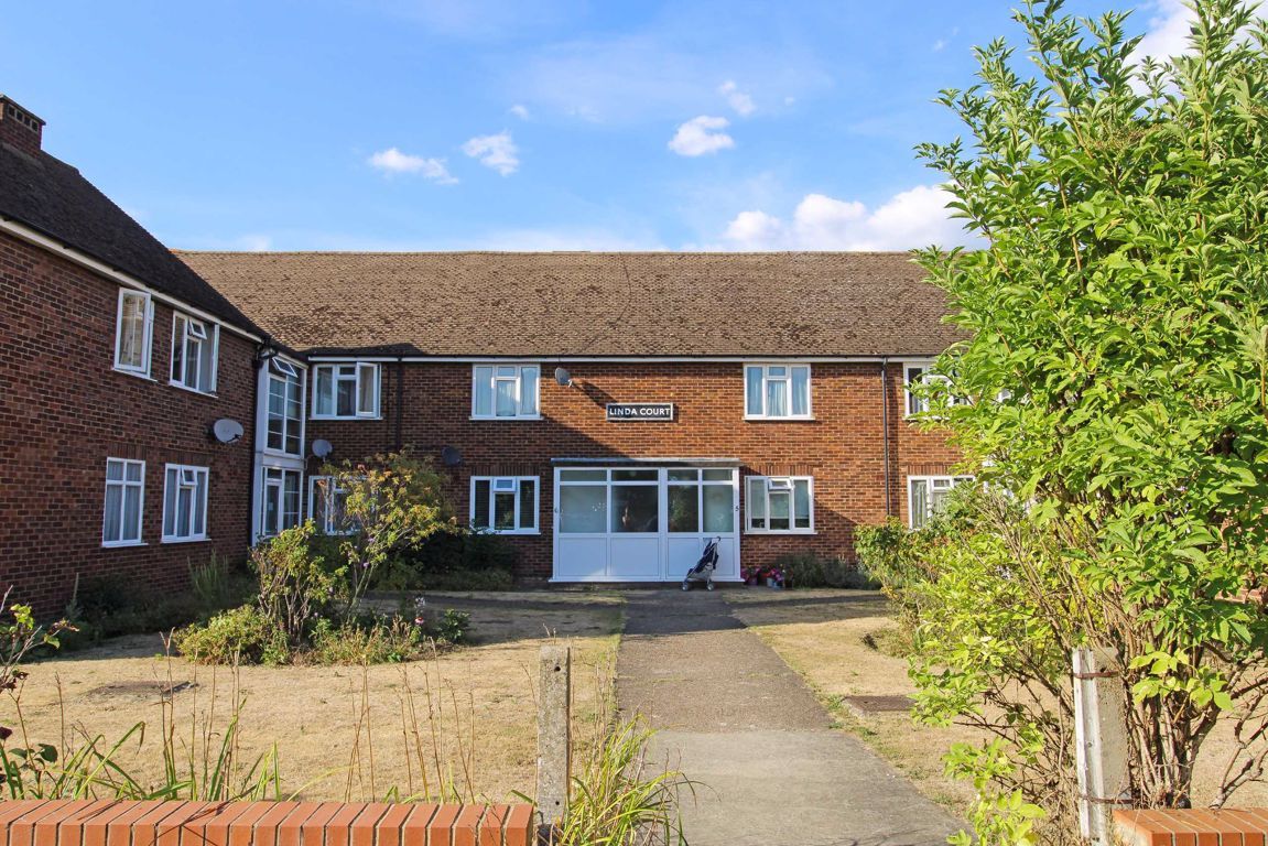 2 bed flat to rent in Clayton Road, Chessington KT9 Zoopla