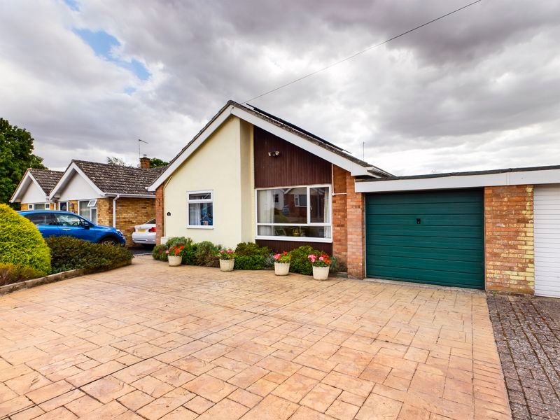 3 bed detached bungalow for sale in Scott Road, Ixworth, Bury St