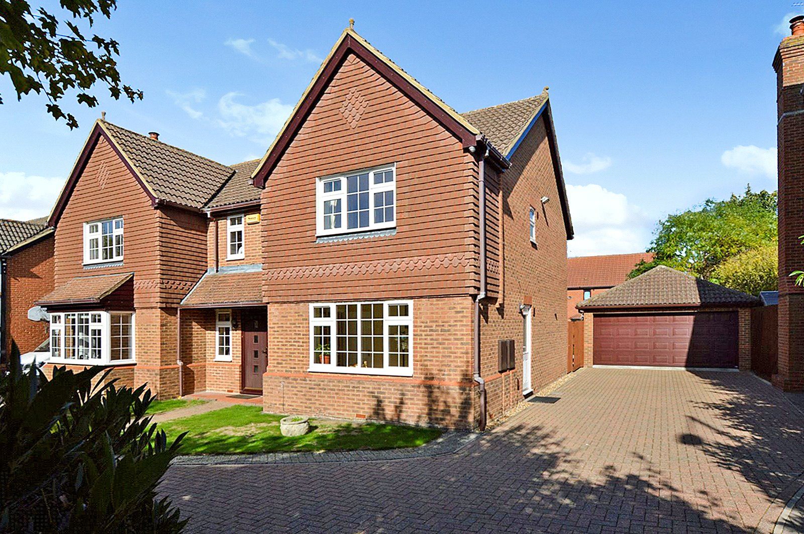 5 bed detached house for sale in Badgers Gate, Dunstable, Bedfordshire