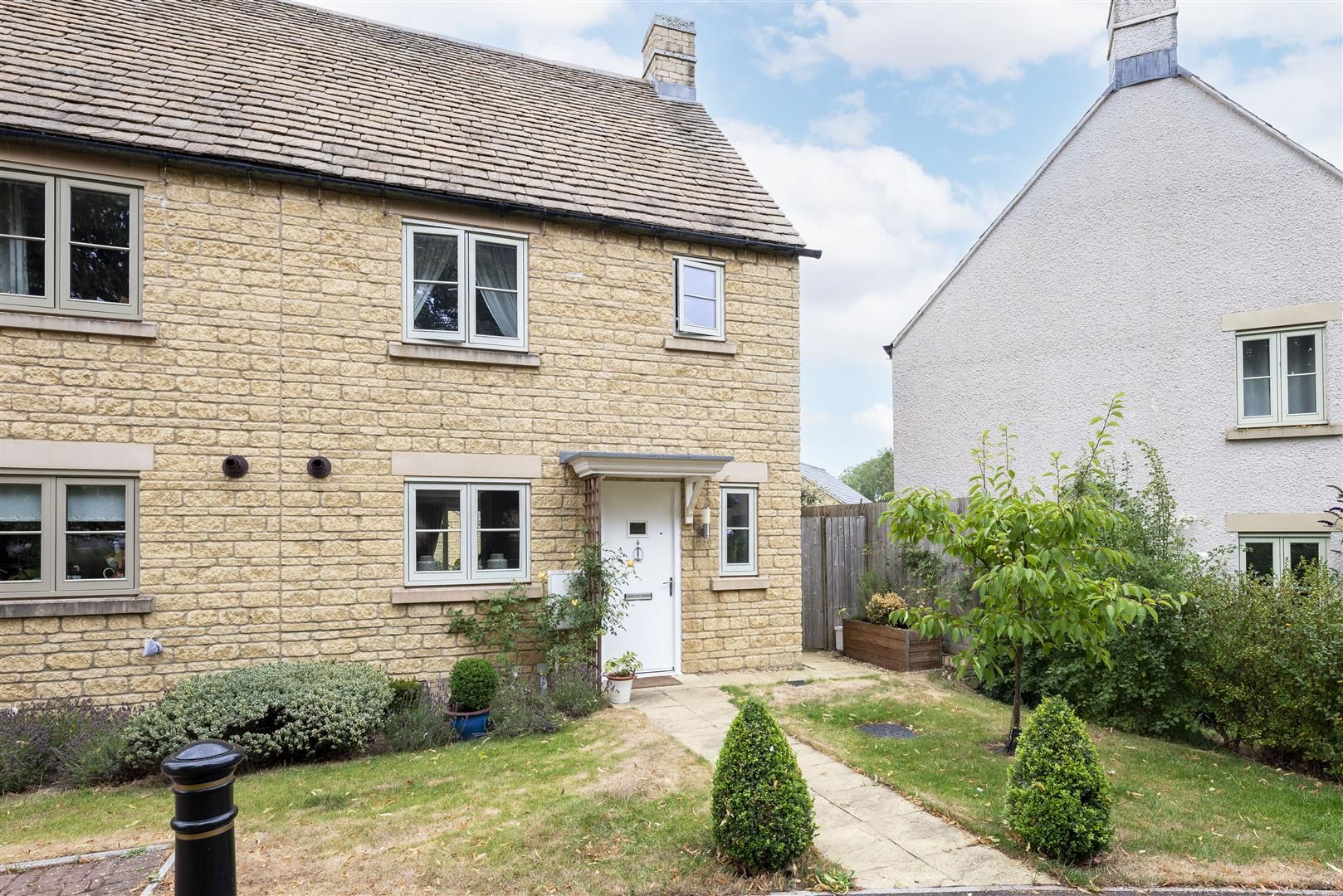 3 bed semidetached house for sale in Skylarks Crescent, Upper