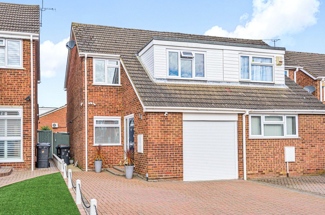 3 bed semidetached house for sale in Gerard Avenue, Stortford