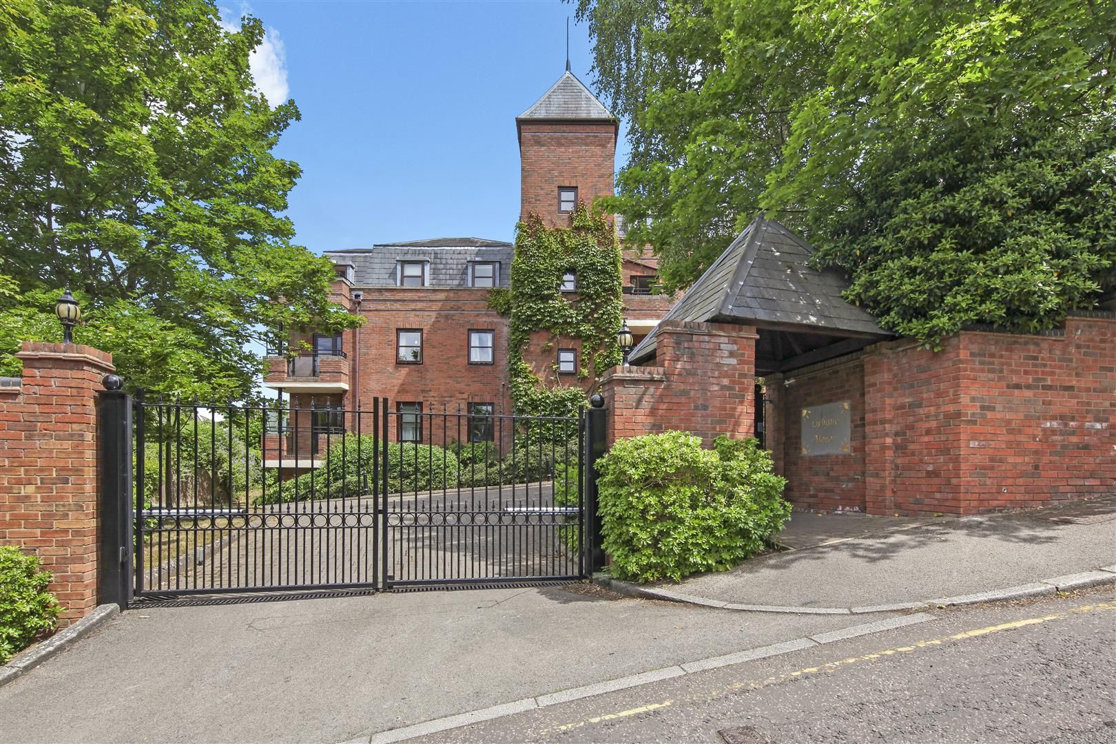 2 bed flat for sale in Roxborough Park, HarrowOnTheHill, Harrow HA1