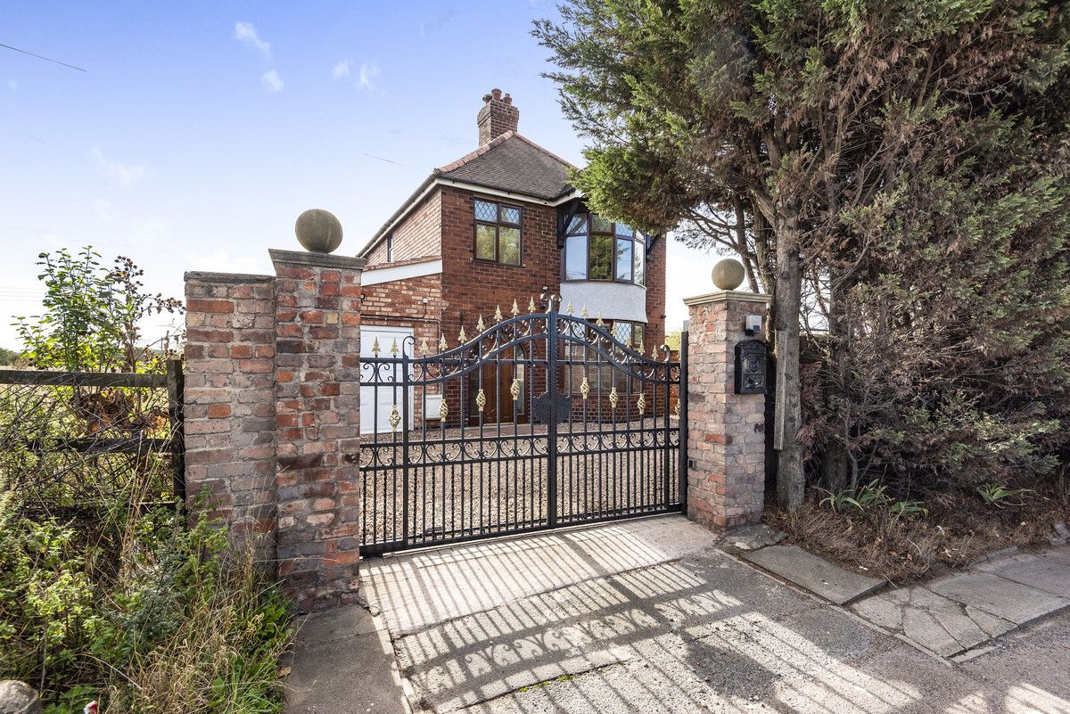 3 bed detached house for sale in Lichfield Road, BurtonOnTrent DE13