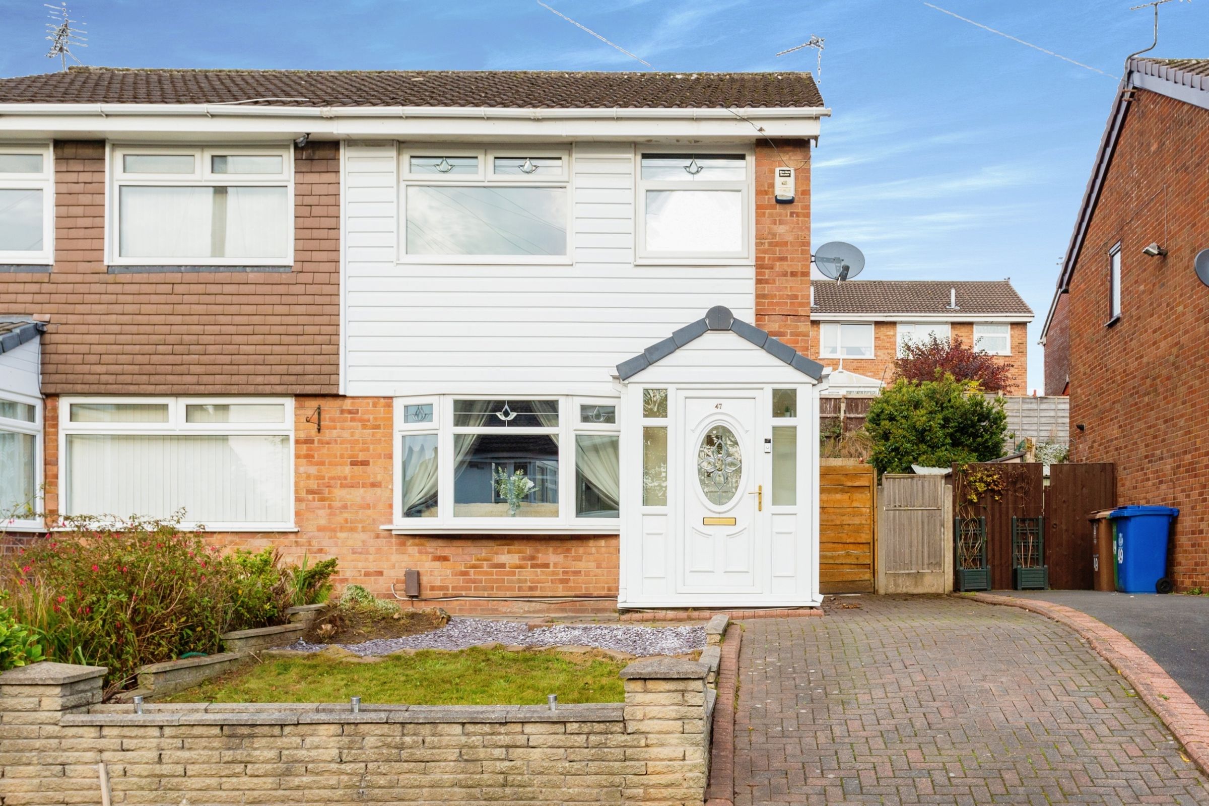 3 bed semidetached house for sale in Glenwood Drive, Manchester M24