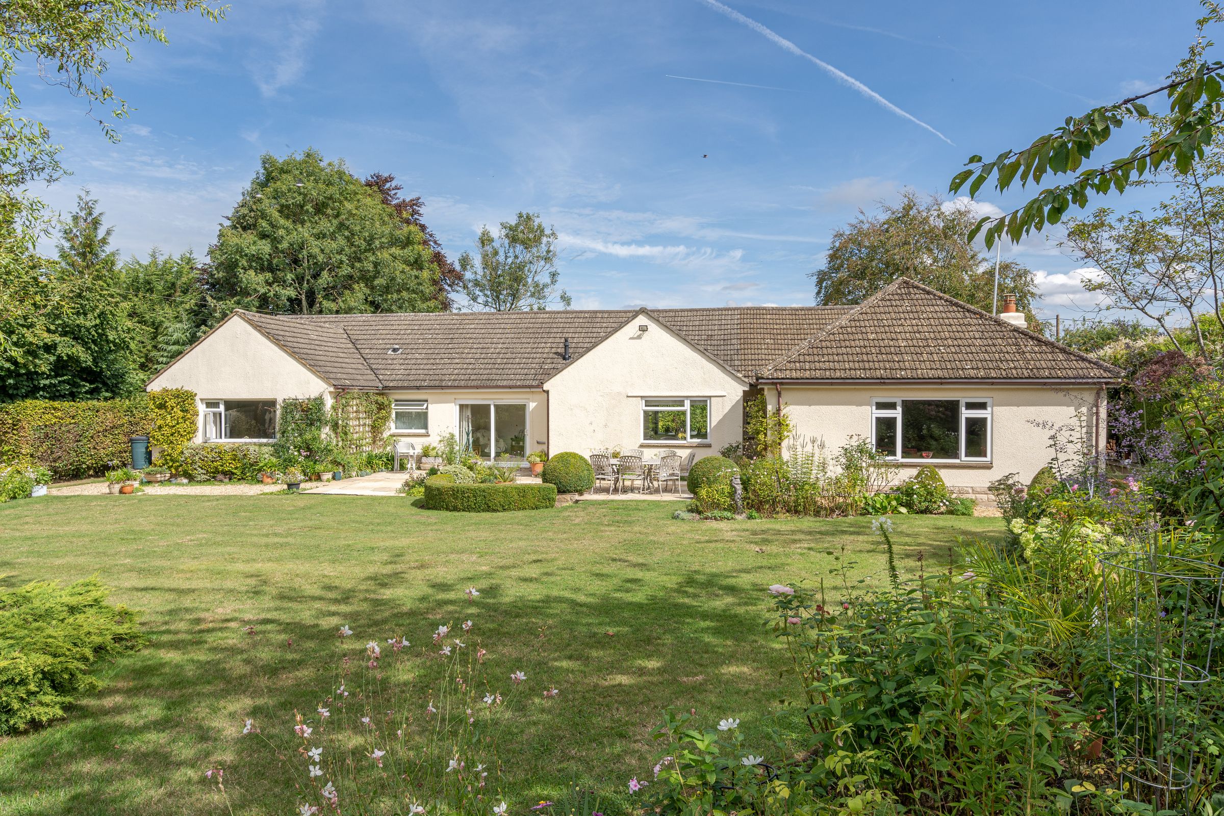 5 bed detached bungalow for sale in Days Lane, Kington Langley
