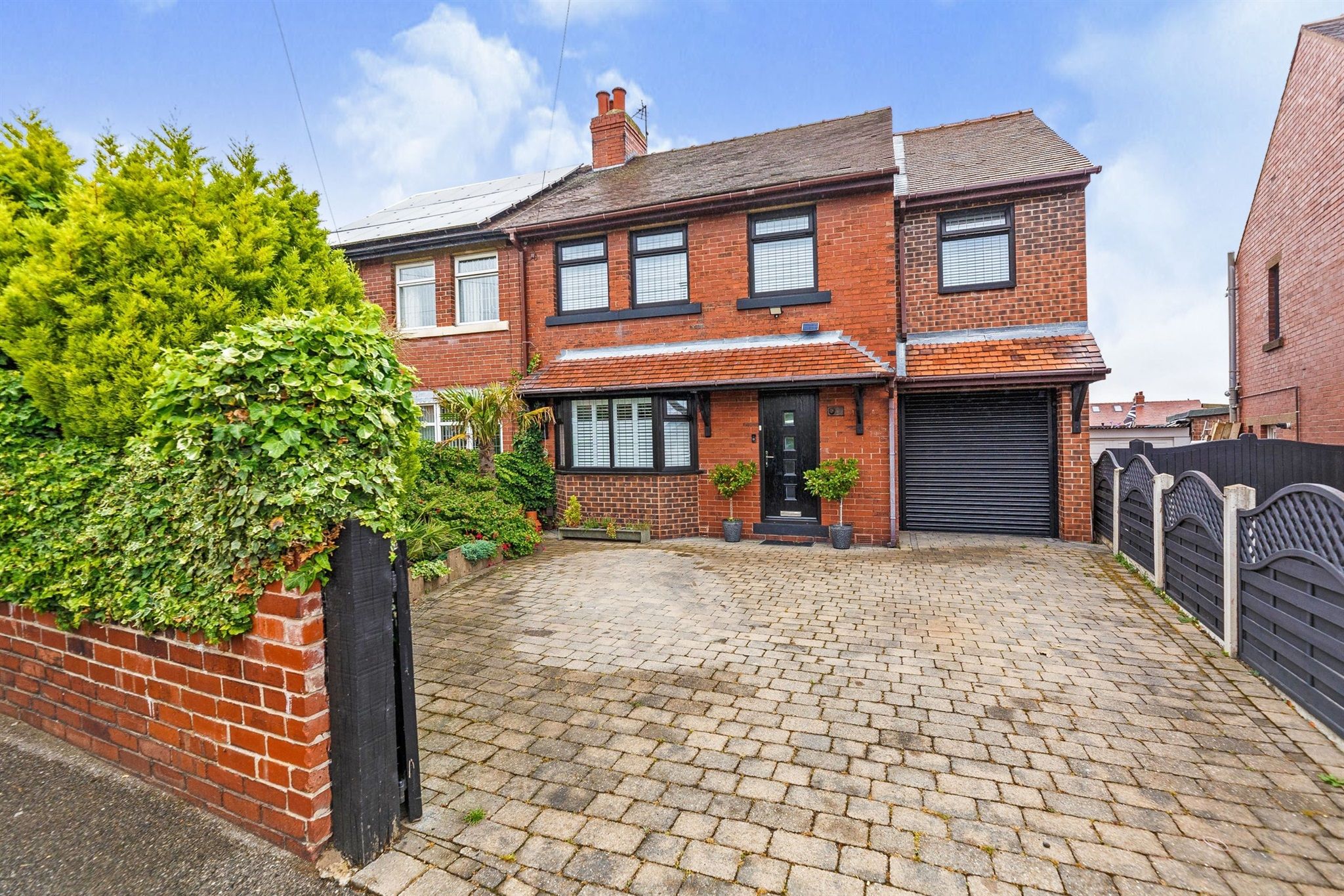 4 bed semidetached house for sale in Loxley Avenue, Wombwell, Barnsley