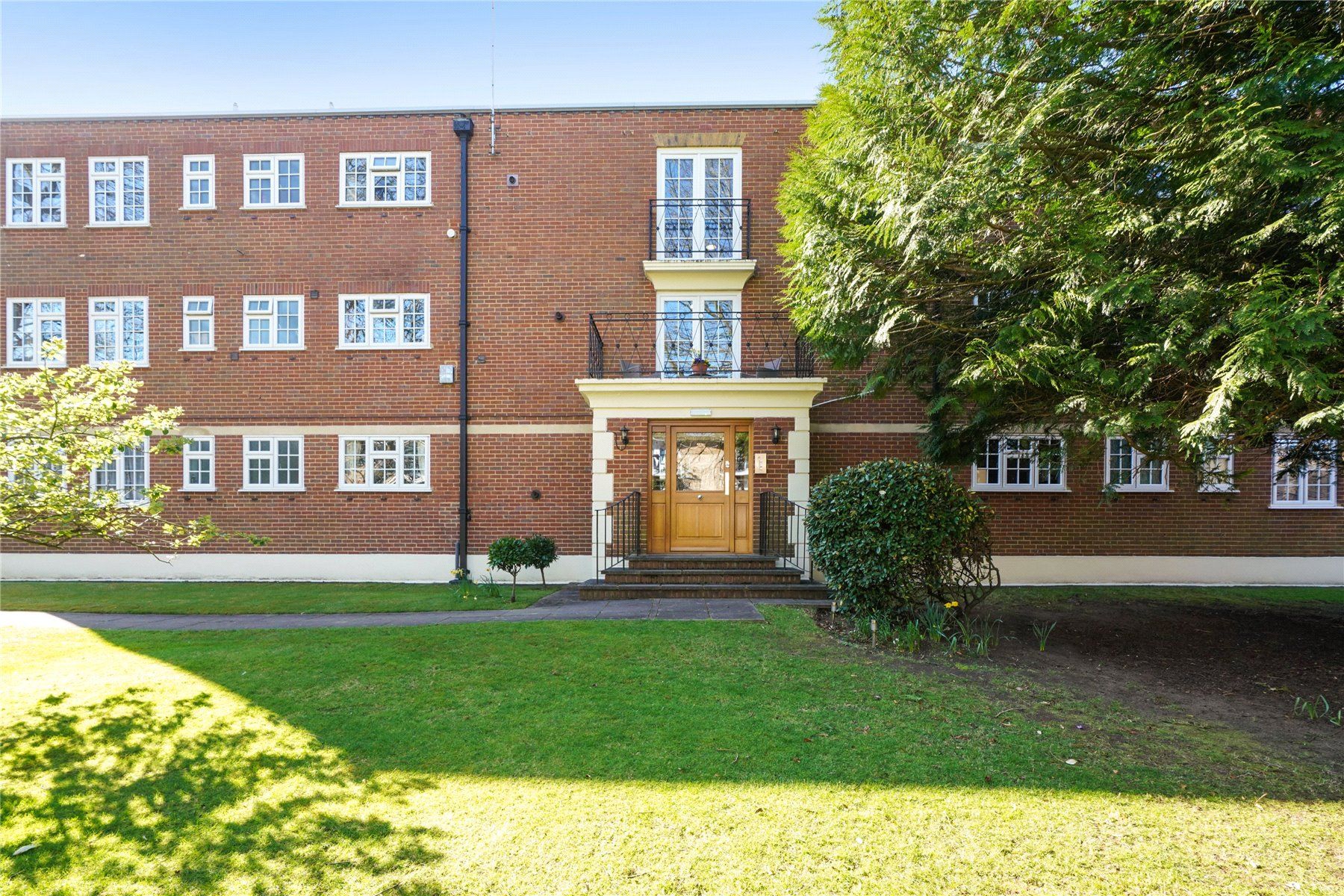 3 bed flat for sale in St. Avenue, Weybridge KT13 Zoopla
