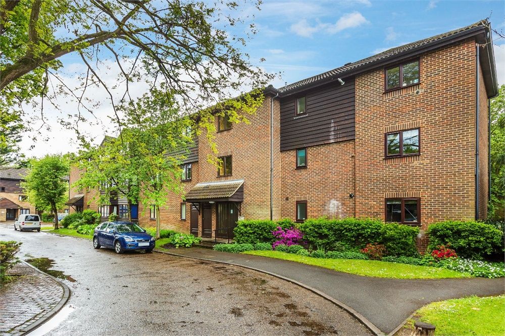 2 bed flat to rent in Collingwood Place, WaltonOnThames, Surrey KT12