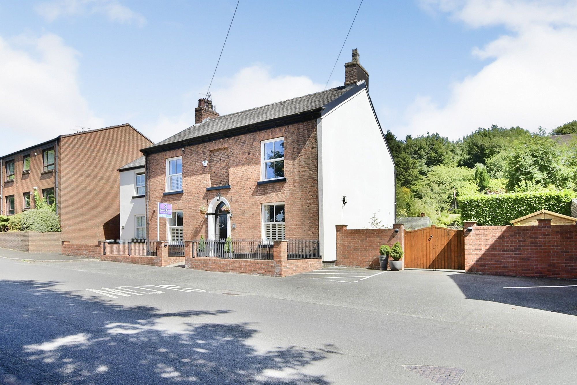 4 bed semidetached house for sale in Black Road, Macclesfield