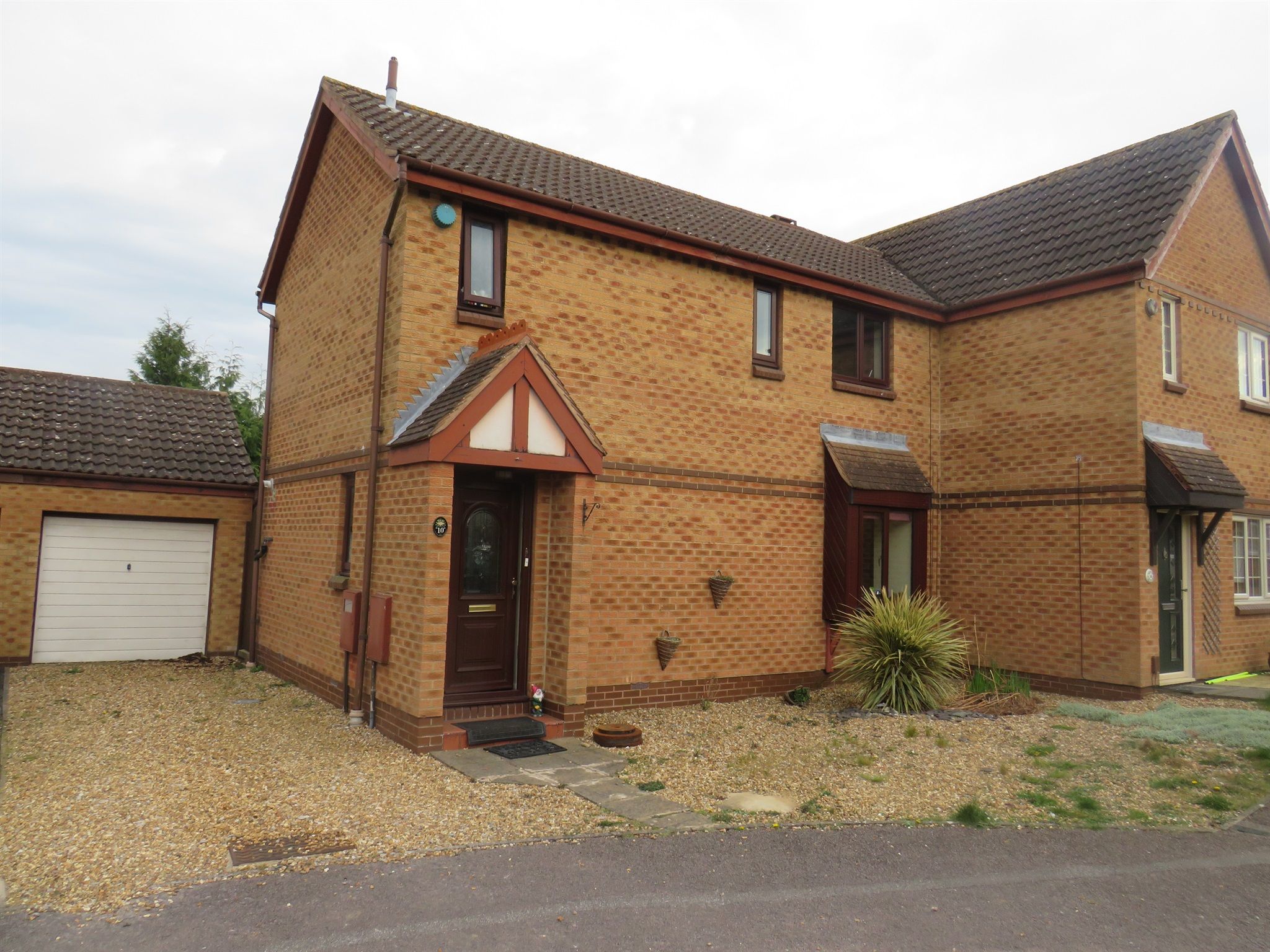 3 bed semidetached house for sale in Fontwell Drive, Bletchley, Milton
