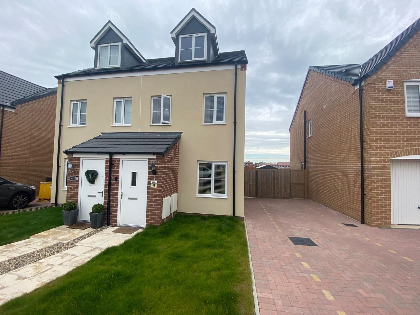 3 bed semidetached house for sale in Ellis Drive, Bradwell, Great