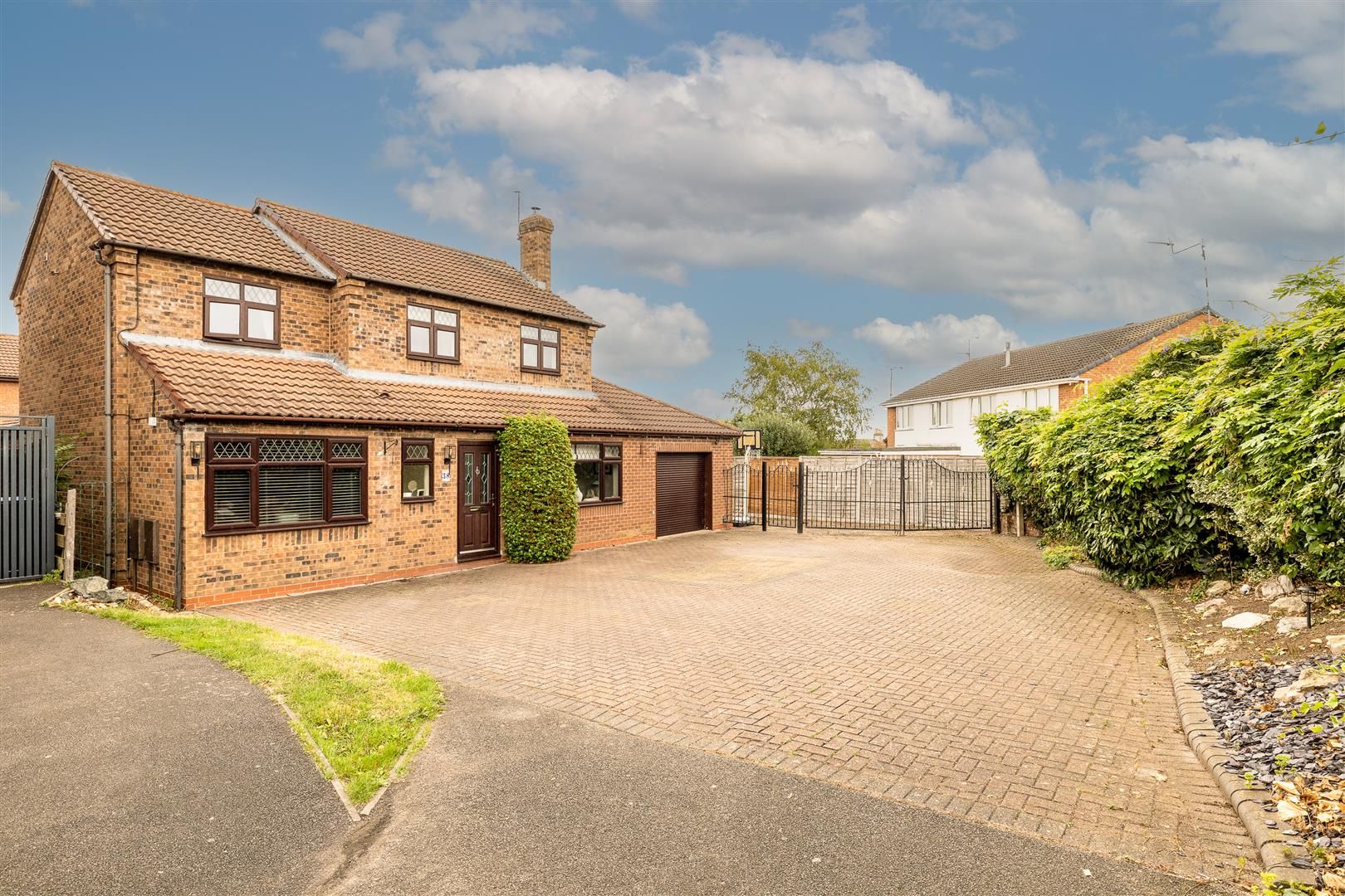 4 bed detached house for sale in Harrow Road, Whitnash, Leamington Spa