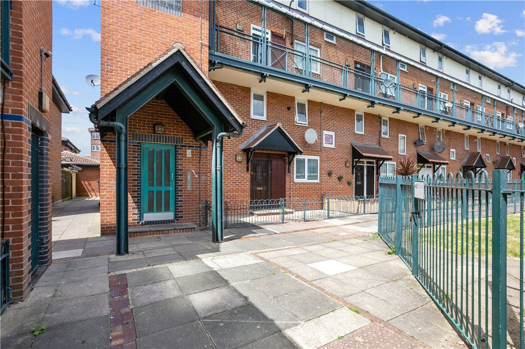2 bed flat for sale in Tiptree Crescent, Clayhall, Ilford IG5 Zoopla