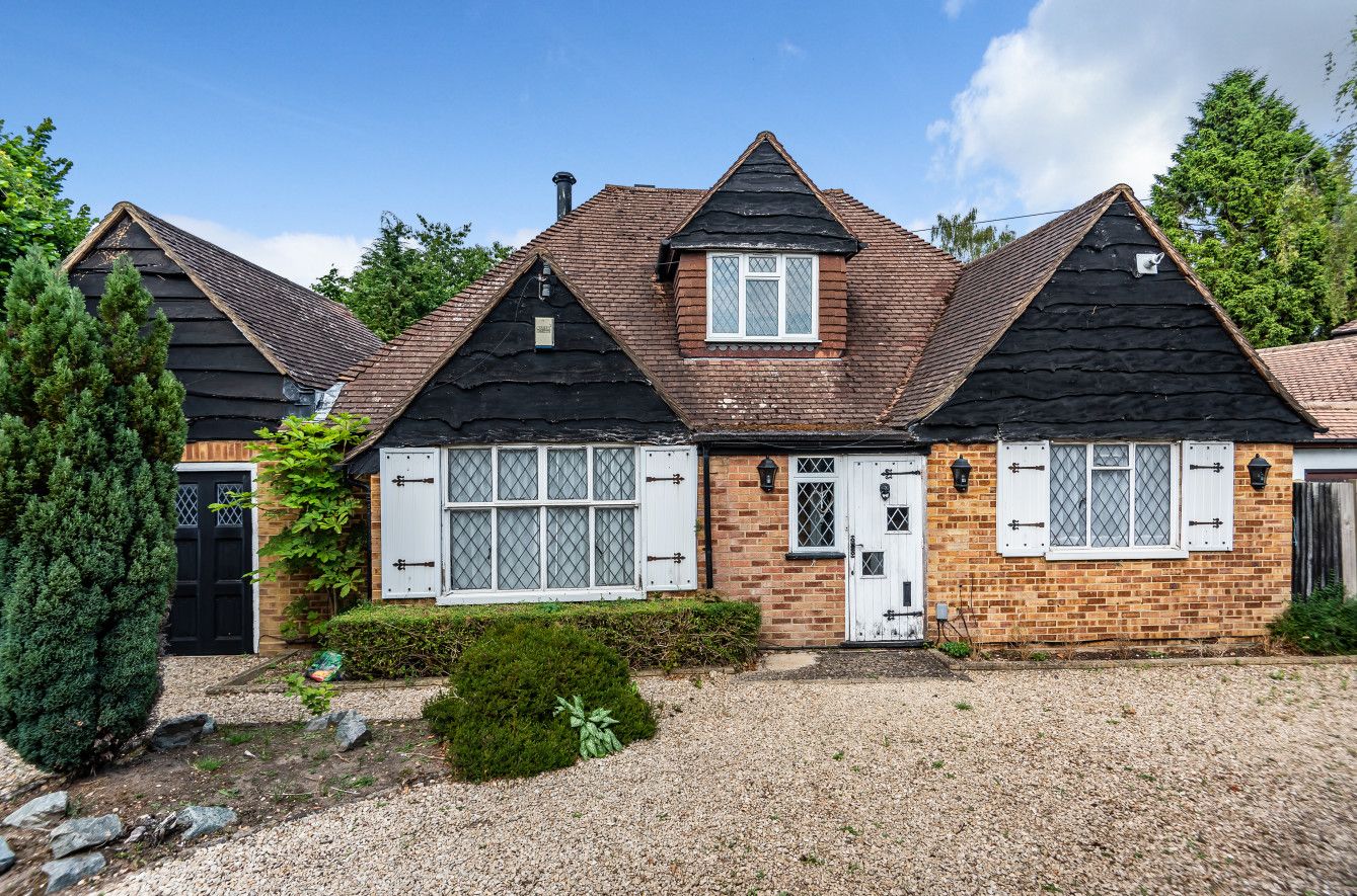 4 bed bungalow for sale in Wyatts Close, Chorleywood, Rickmansworth