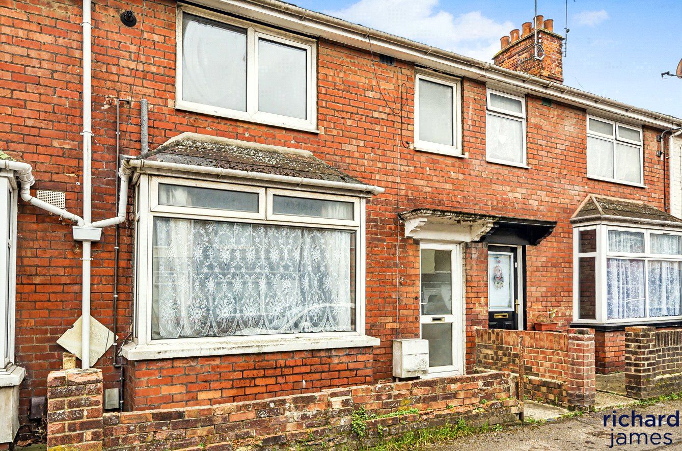 3 bed terraced house for sale in Ferndale Road, Swindon, Wiltshire SN2