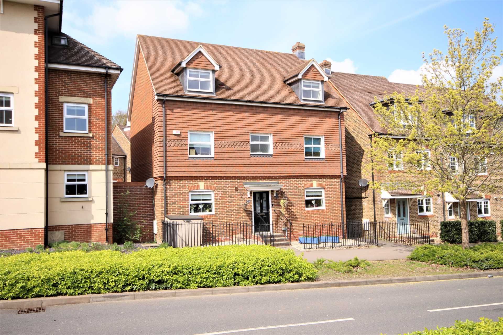 5 bed detached house for sale in Osprey Avenue, Park RG12