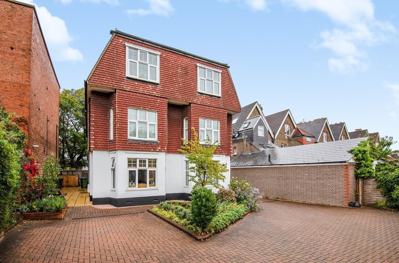 Salisbury Court, Wimbledon SW19