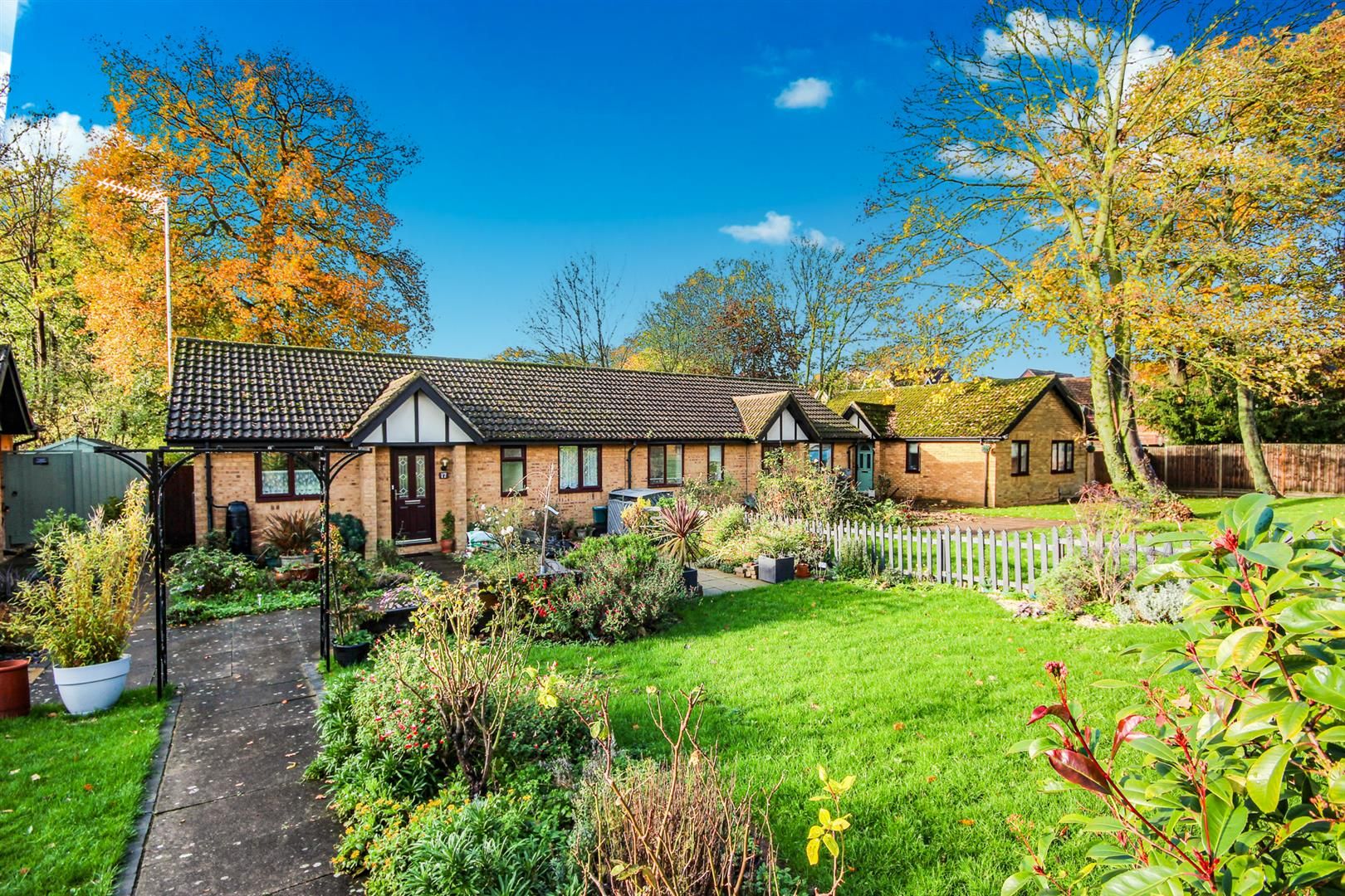 2 bed semidetached bungalow for sale in Wheatcroft Gardens, Rushden