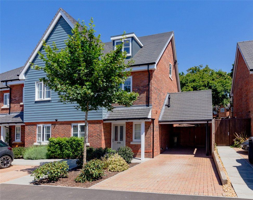 4 bed semidetached house for sale in Crayford Mead, Warfield