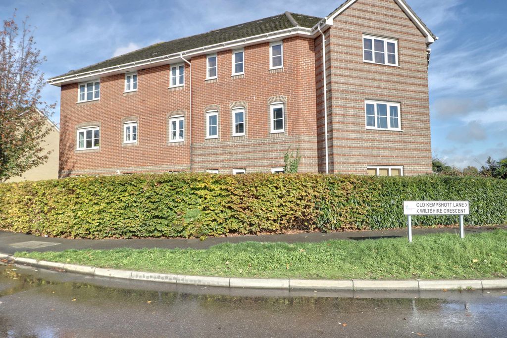 2 bed flat for sale in Wiltshire Crescent, Worting, Basingstoke RG22