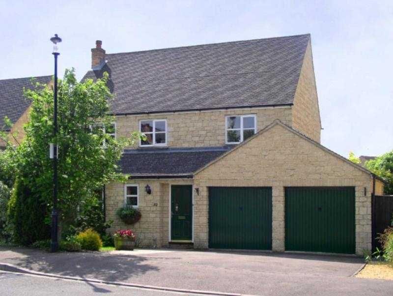 4 bed detached house for sale in Swansfield, Lechlade GL7 Zoopla