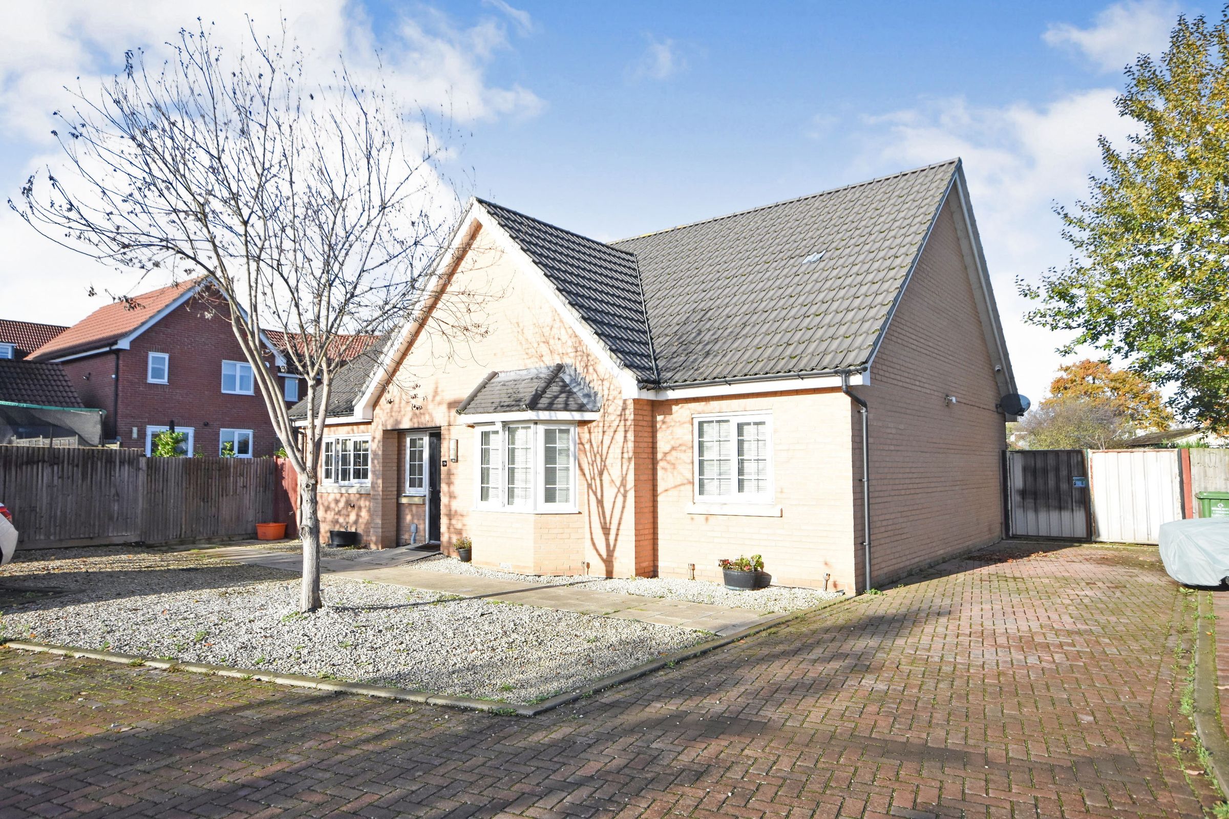 4 bed bungalow for sale in Oak Crescent, Wickford, Essex SS11 Zoopla
