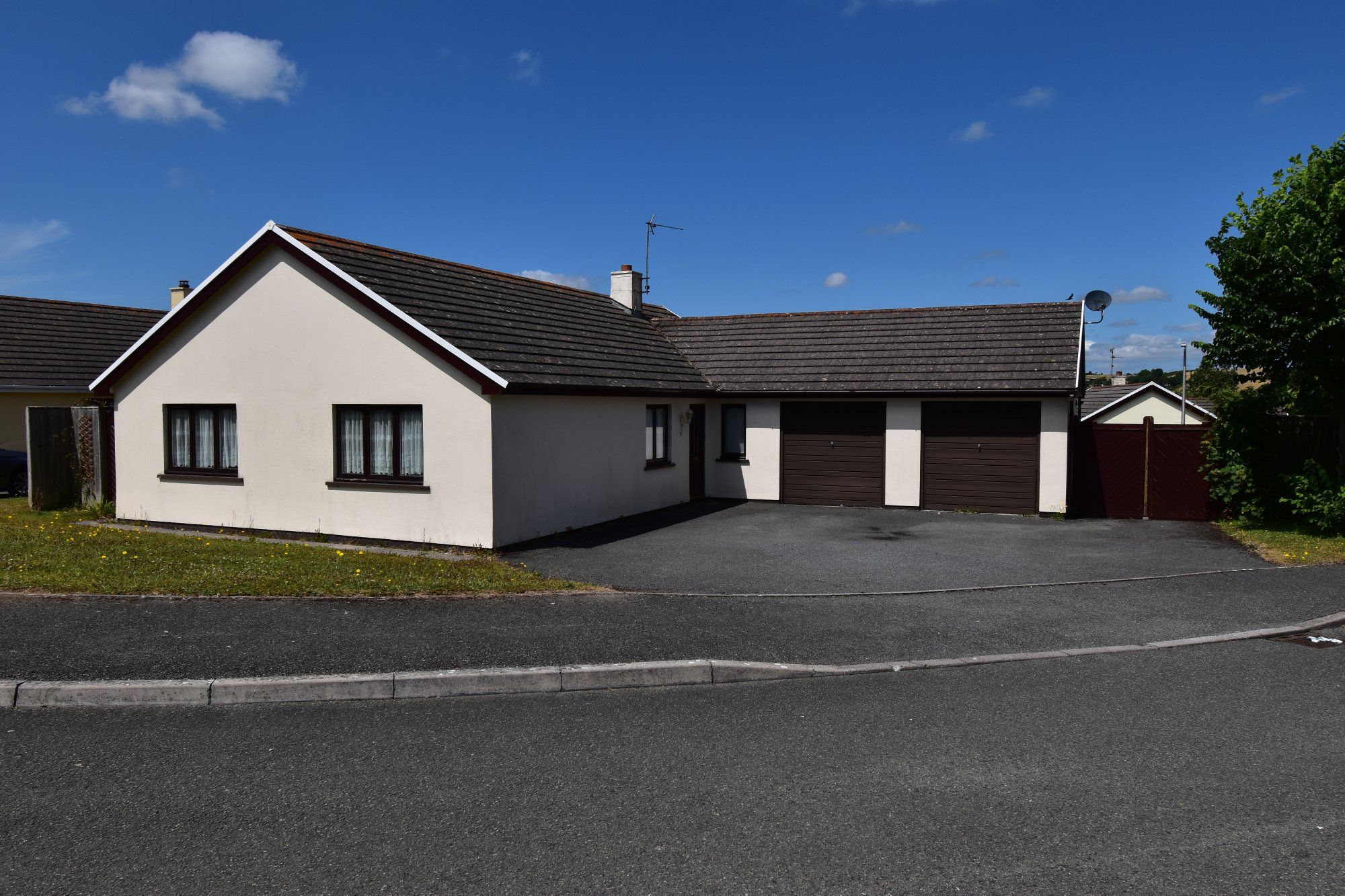 3 bed detached bungalow for sale in Meadow Road, Jameston, Tenby SA70