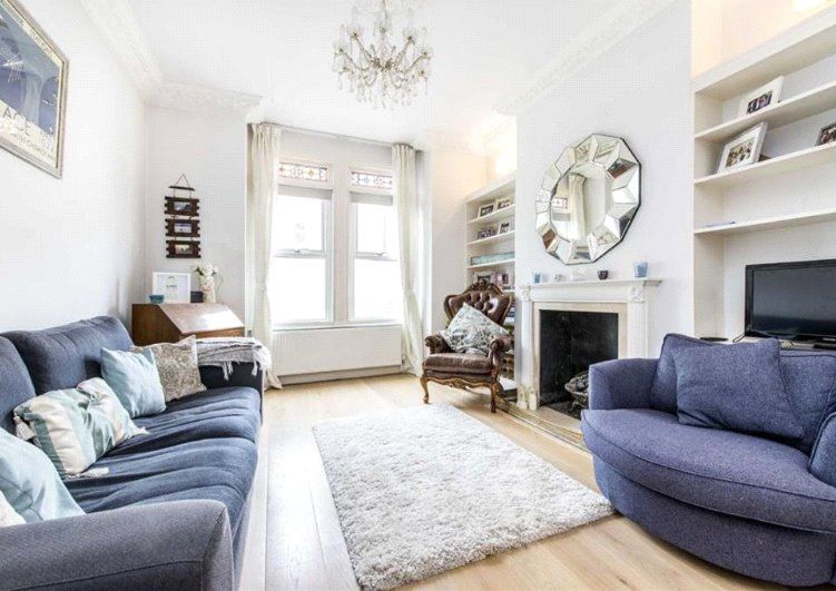2 bed flat to rent in Battersea Bridge Road, Battersea, London SW11