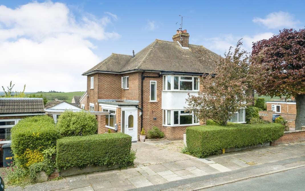 3 bed semidetached house for sale in Marina Drive, Dunstable