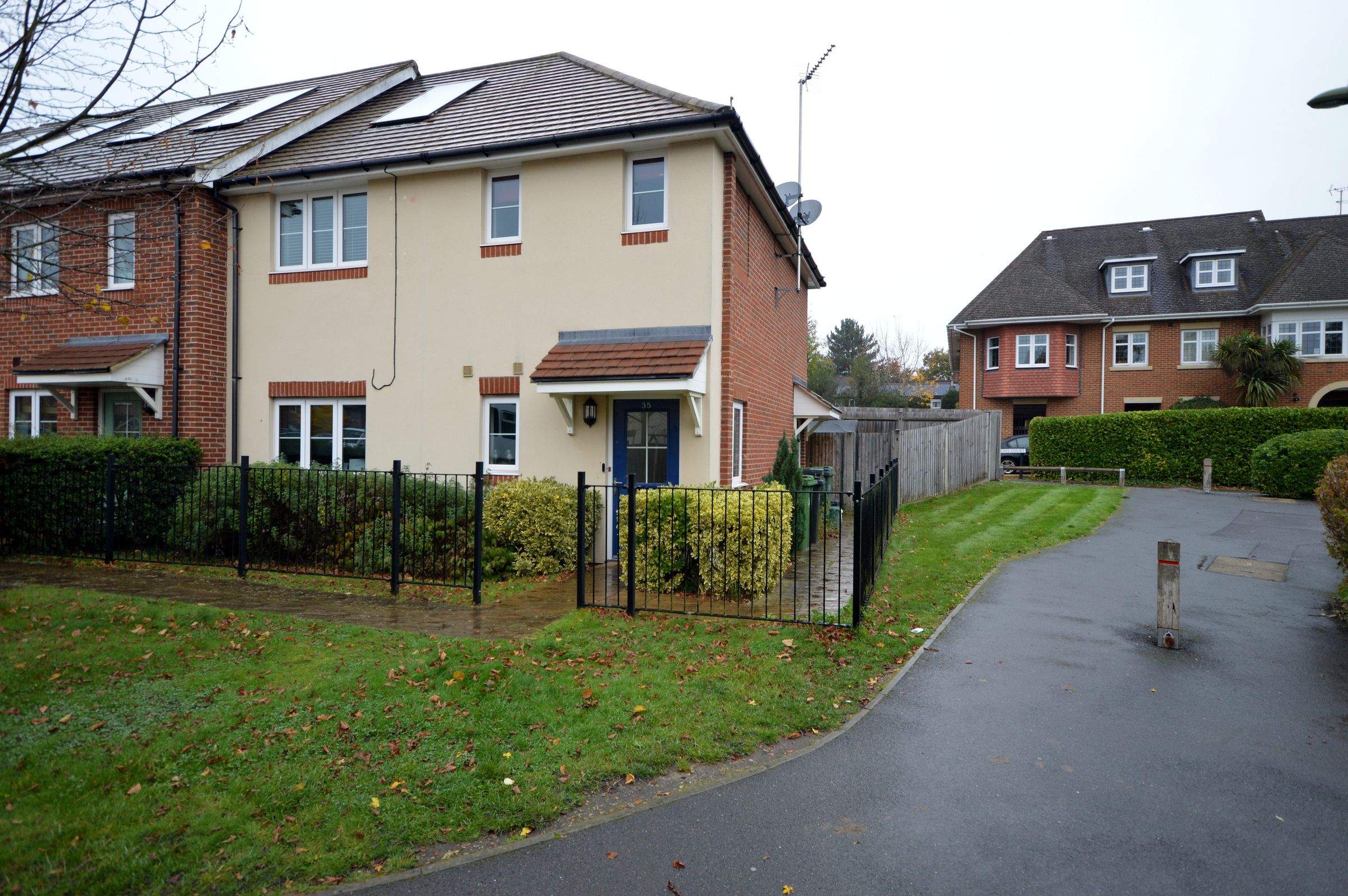New home, 1 bed for sale in Allbrook Close, Bagshot, Surrey