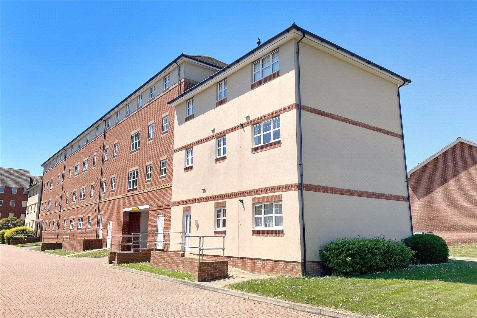 2 bed flat to rent in Butts Mead, Wick, Littlehampton, West Sussex BN17