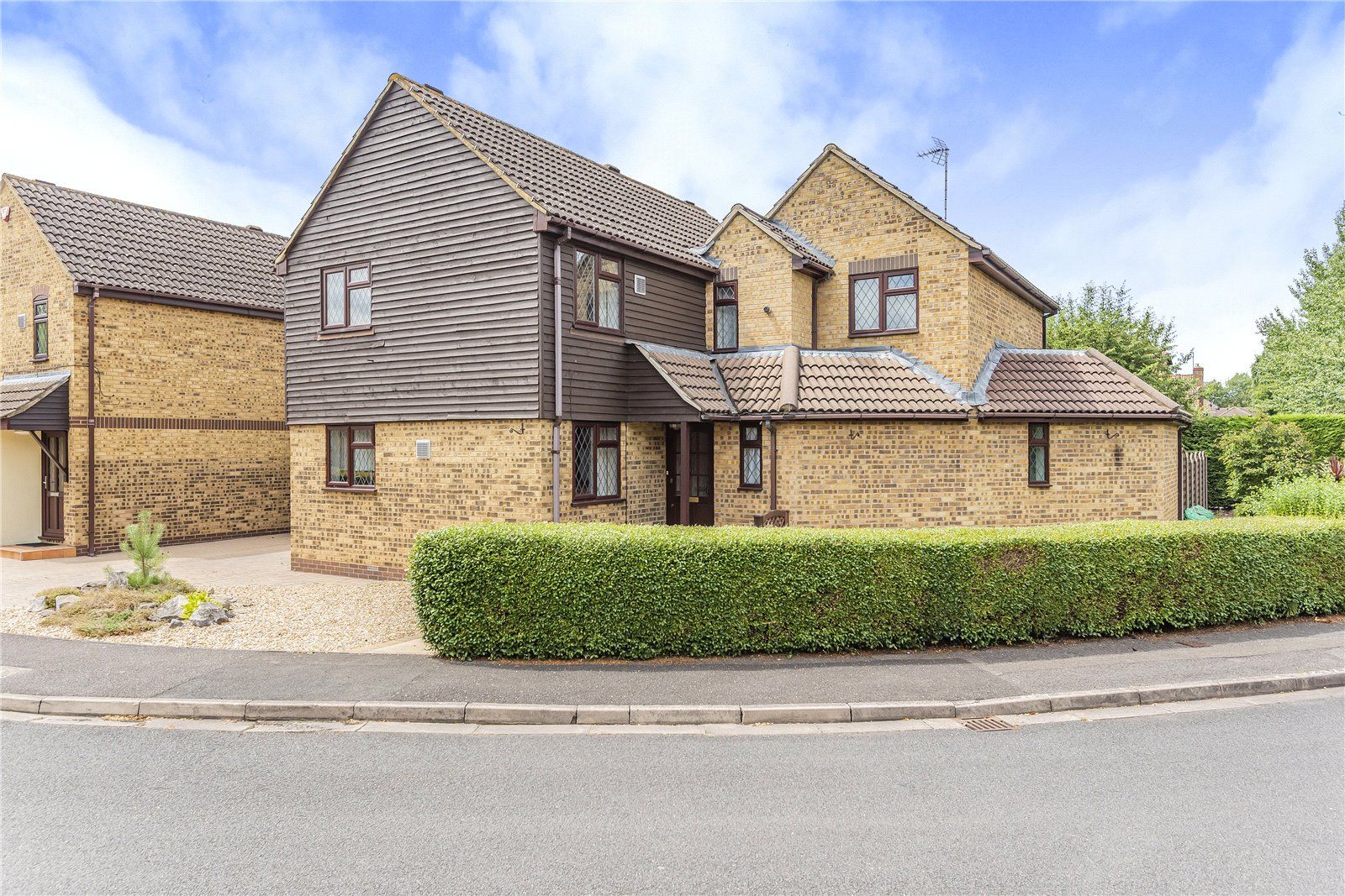 5 bed detached house to rent in Albany Park Drive, Winnersh, Wokingham