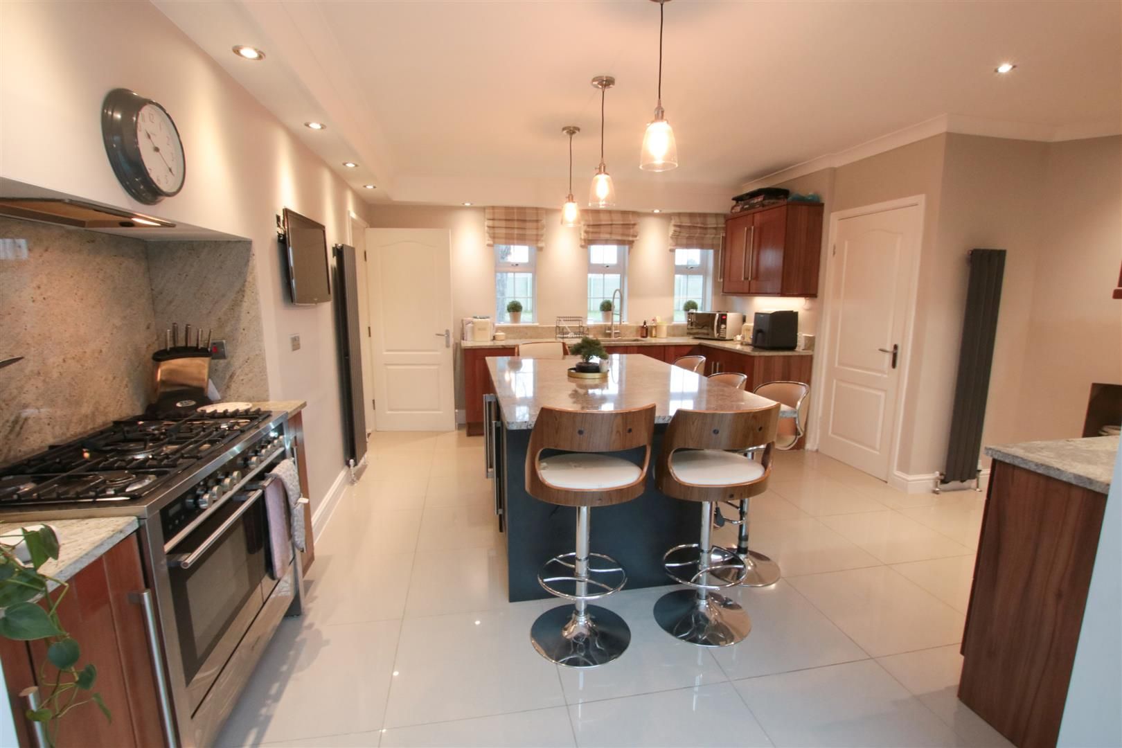 6 bed detached house for sale in Mills Drive, Lindholme, Doncaster DN7